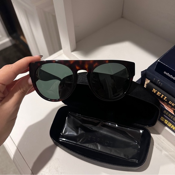 Versace sunglasses 😎✨ - Picture 4 of 5